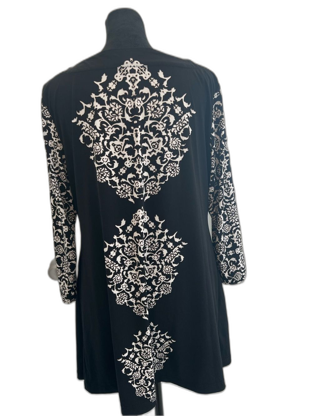 JM Collection Women’s M ¾ Sleeve Black Ivory Damask Print Embellished Tunic Top - Picture 2 of 3